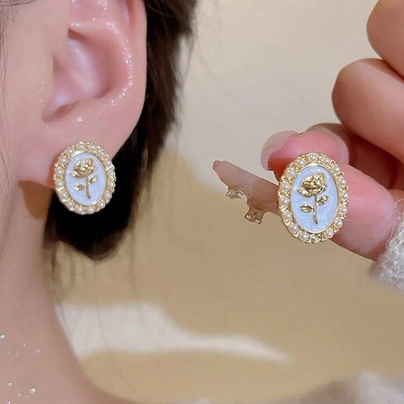 jewlry Jewelry - Vintage Elegant Gold and White Rose Earrings